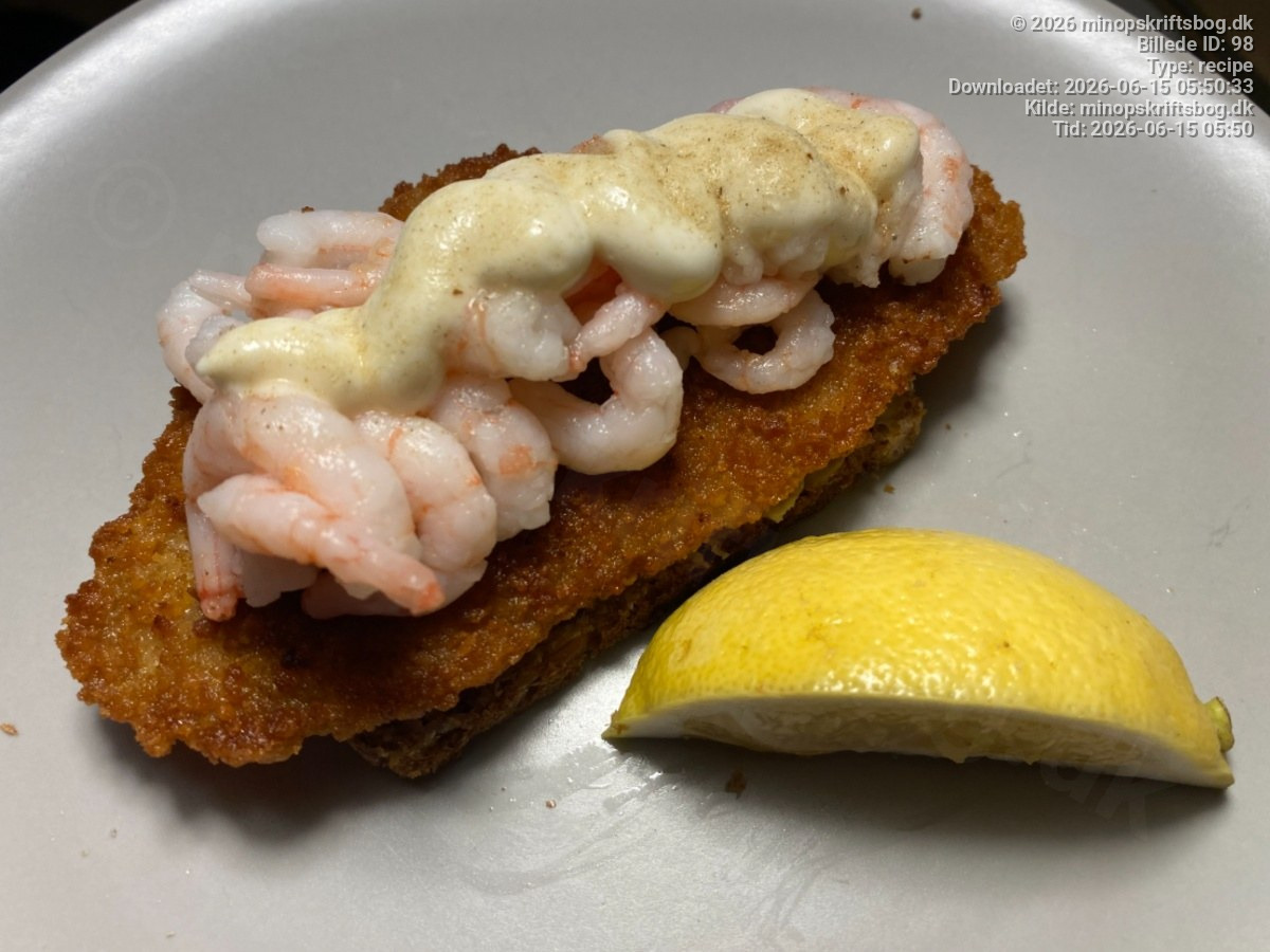 Klassisk Smørrebrød med Paneret Fiskefilet og Rejer